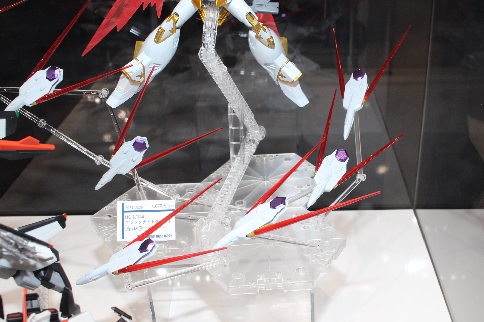 展示のようにドラグーンを飾るには別売りのディスプレイベース必要となる