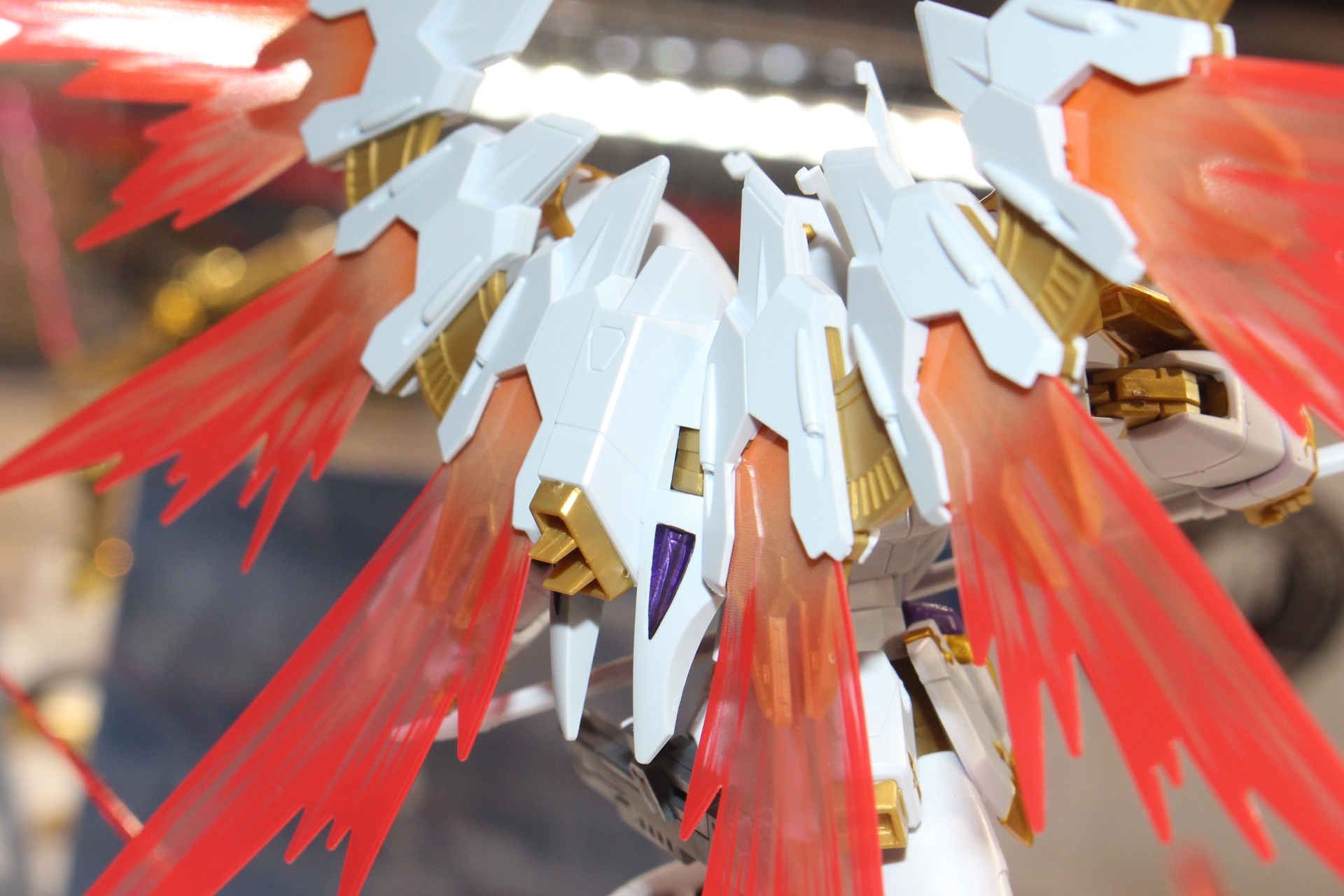 光の翼が特に印象的だ