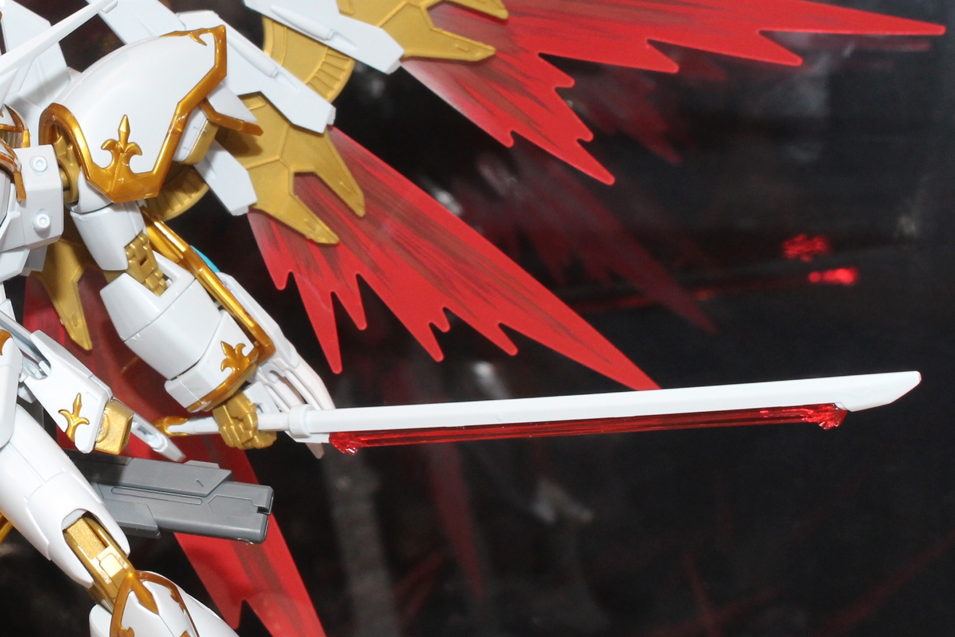 光の翼が特に印象的だ