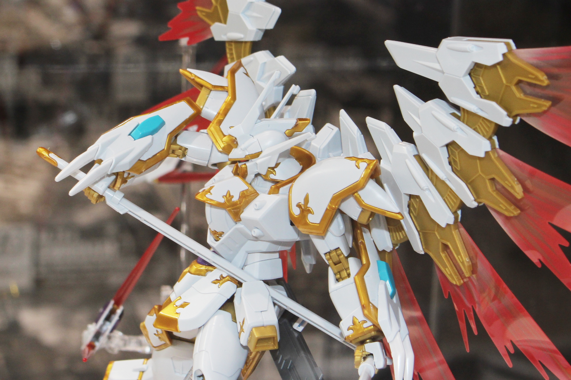 光の翼が特に印象的だ