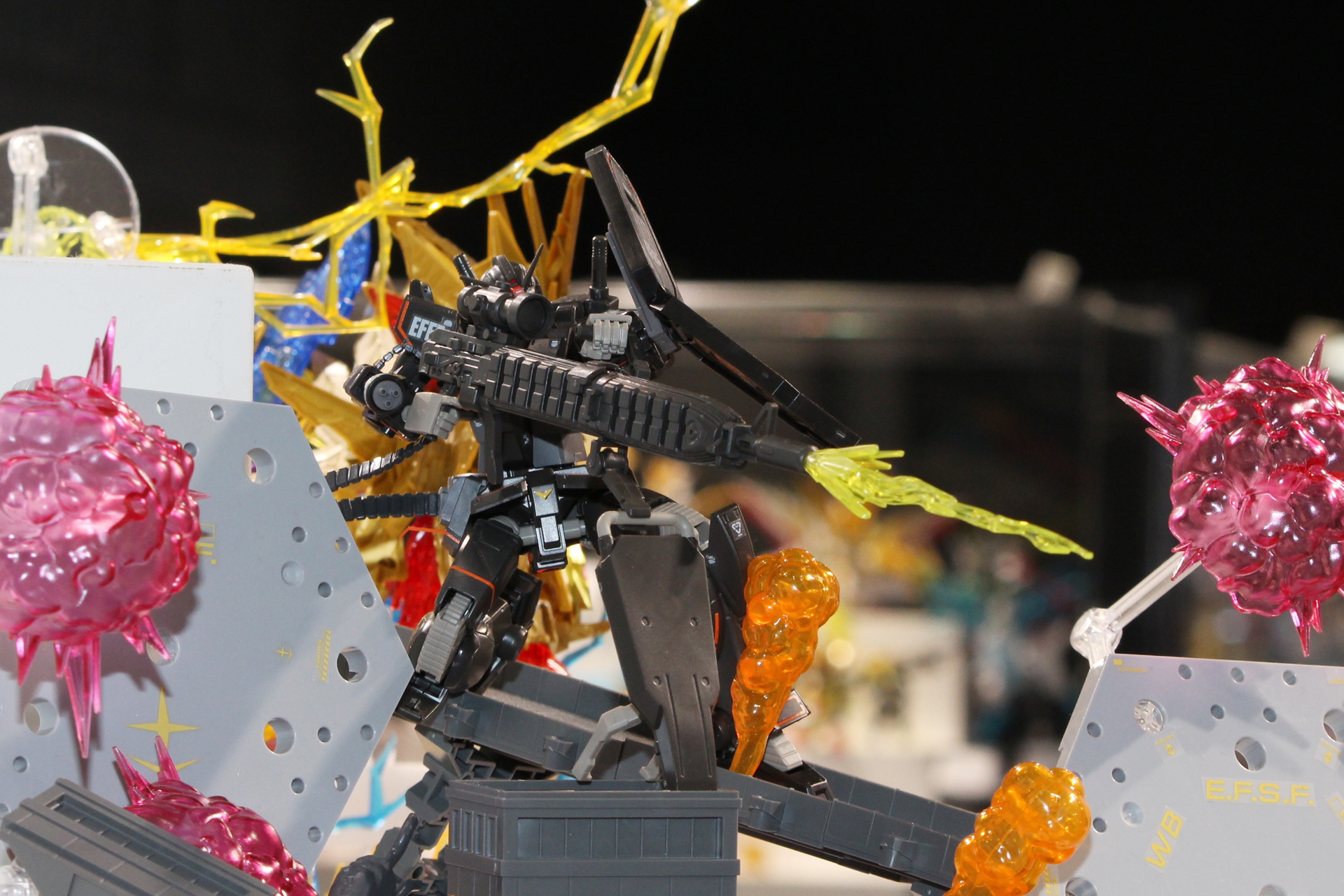 ガンダムベース東京では、射撃時のポーズを別売りのエフェクトで演出し展示していた