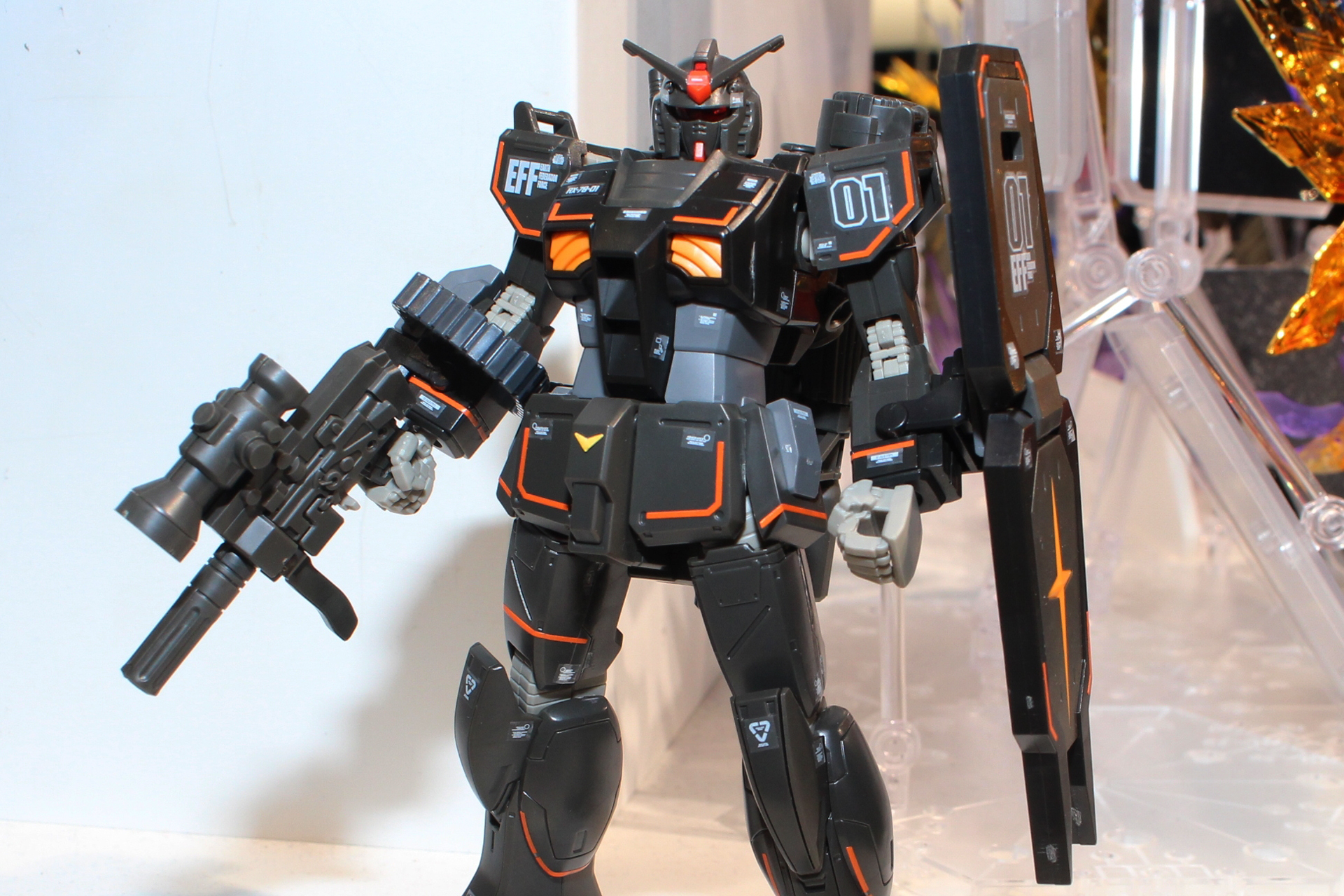 黒のカラーにオレンジのラインが映える