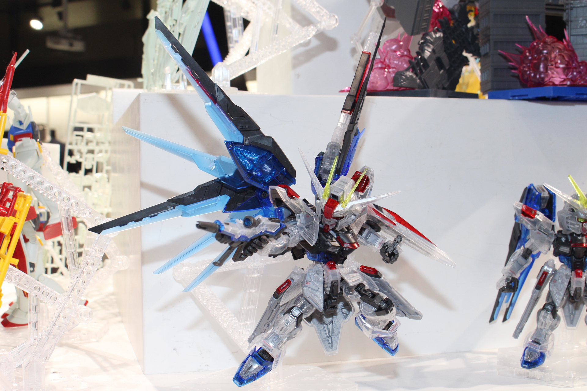 SDガンダムでありながら派手なポージングも可能だ