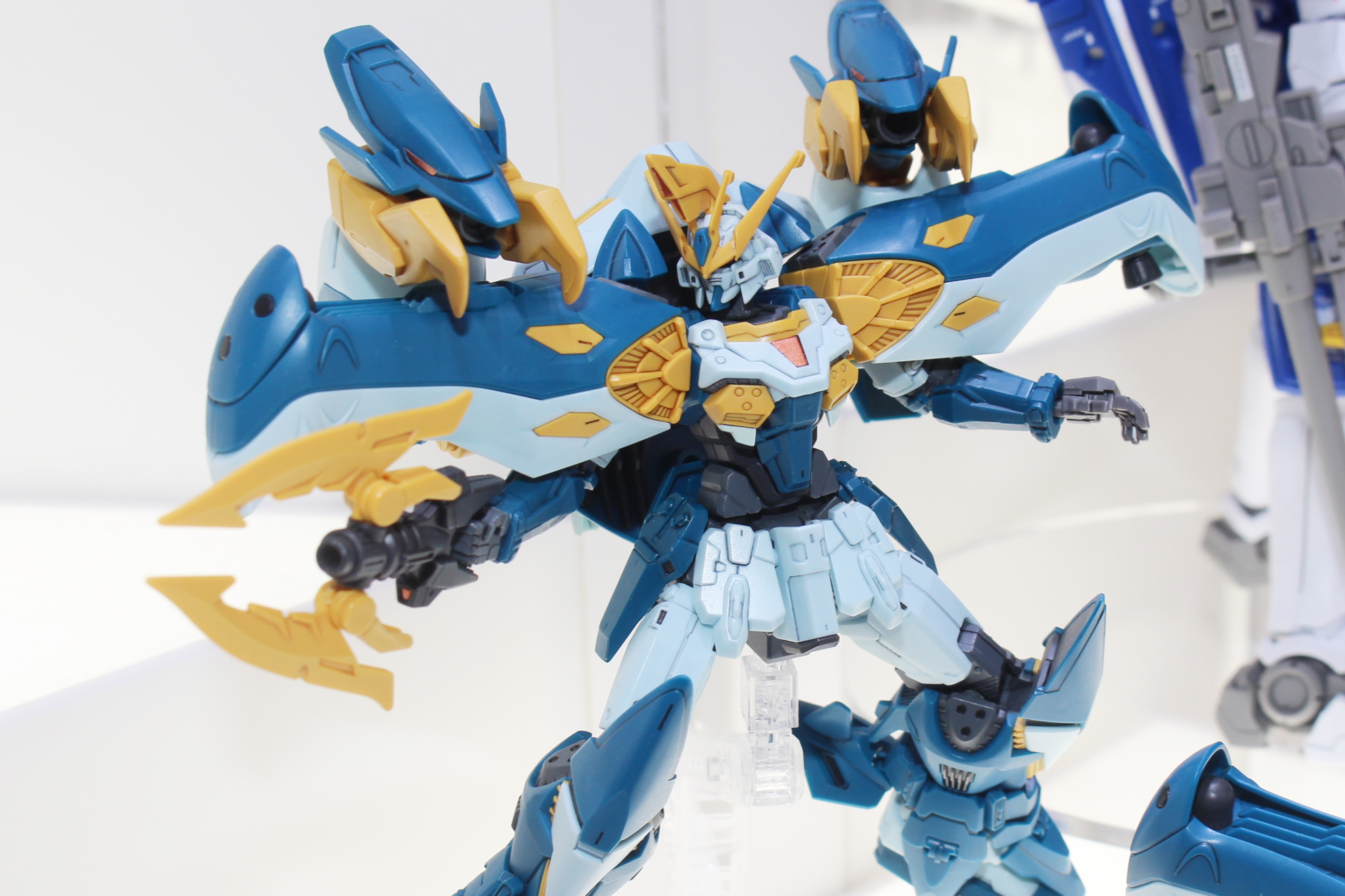 右手に装備しているのがアサルト・ベイオネット。先端が開閉する