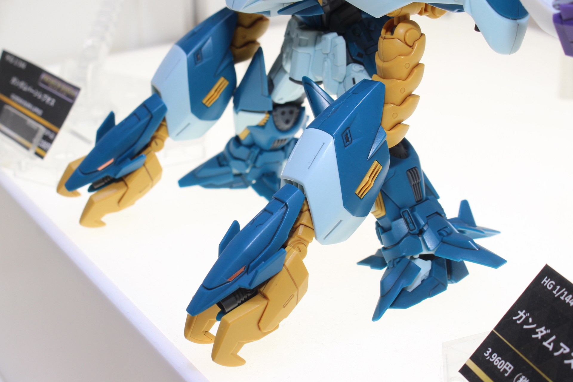 変形前は肩に装備されているゴレムクロー。可動により使用時のポーズも行える