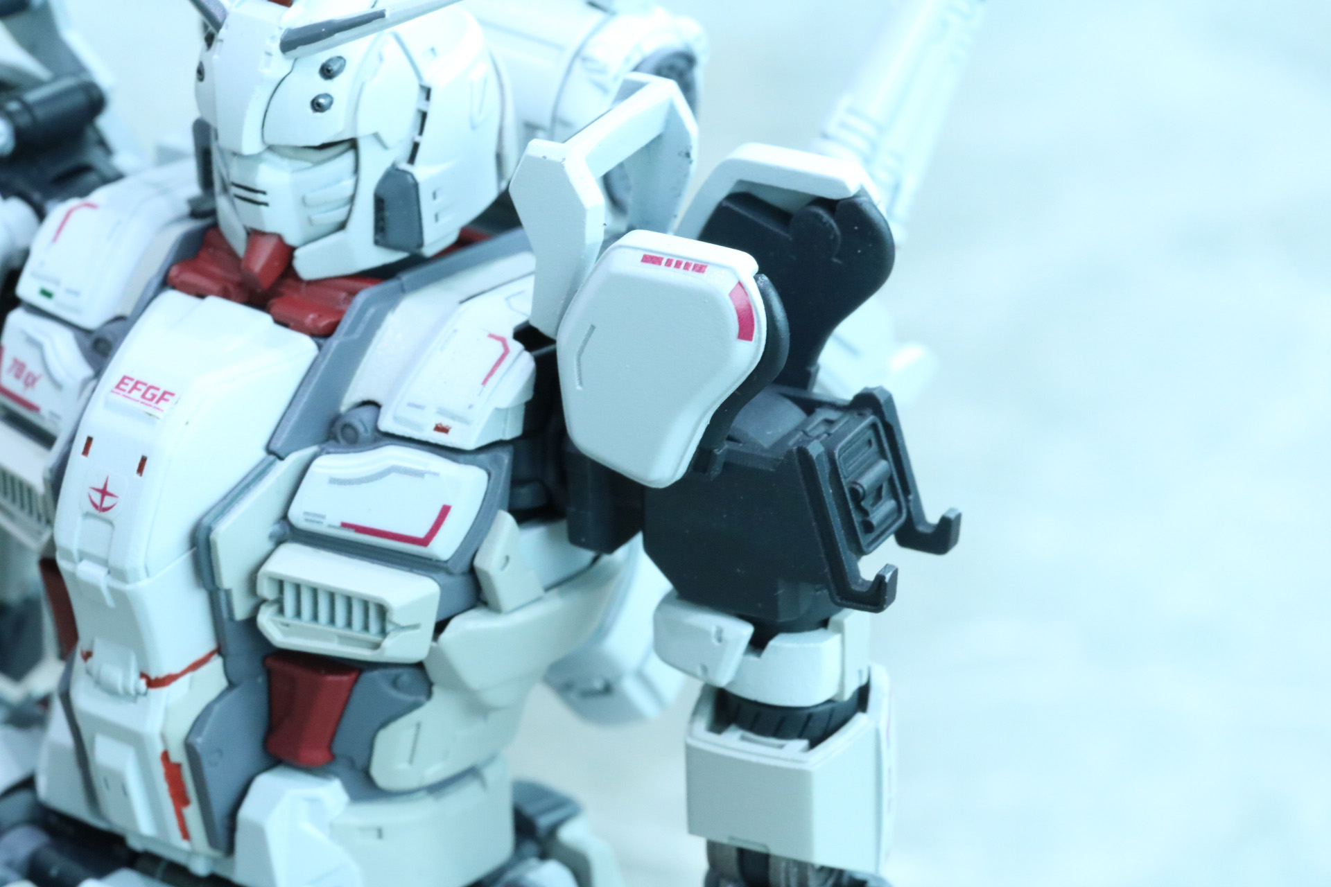 白いアーマー部分には可動部が備わっており、フレーム部分から分離する動きができる<br />※画像は試作品を使用しています