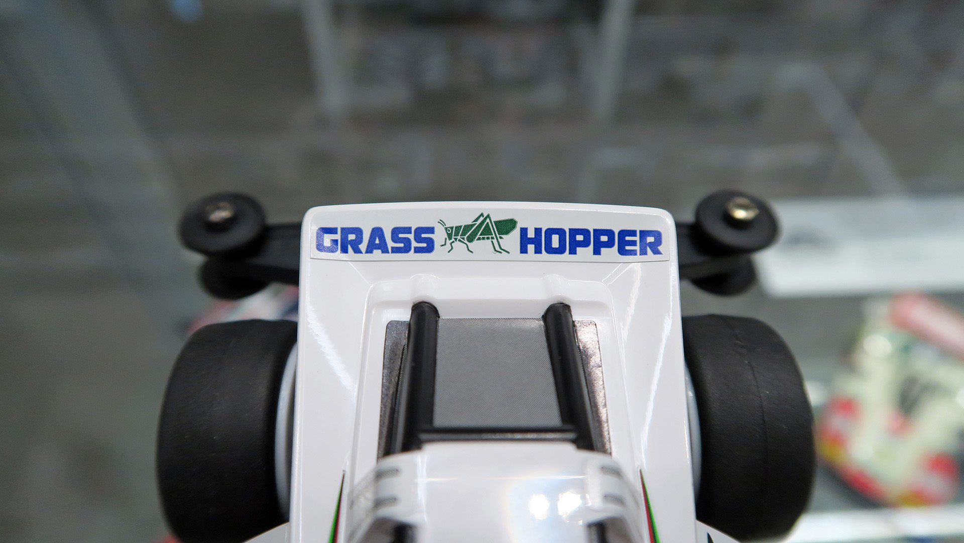 特徴的なカラーリングや「GRASSHOPPER」の文字はシールで再現