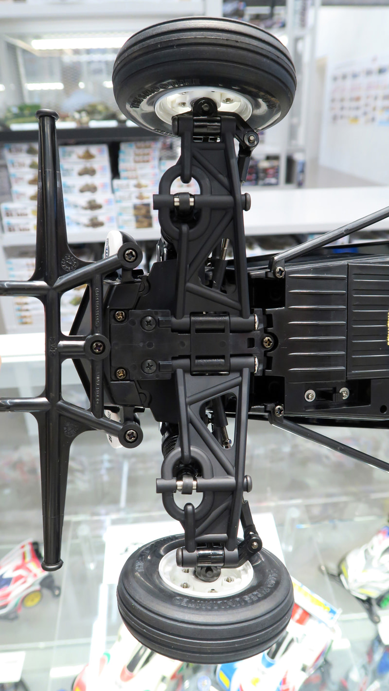 CVAオイルダンパーを装備し、アッパーアームにターンバックルシャフトを使用したダブルウィッシュボーンタイプのフロントサスペンション