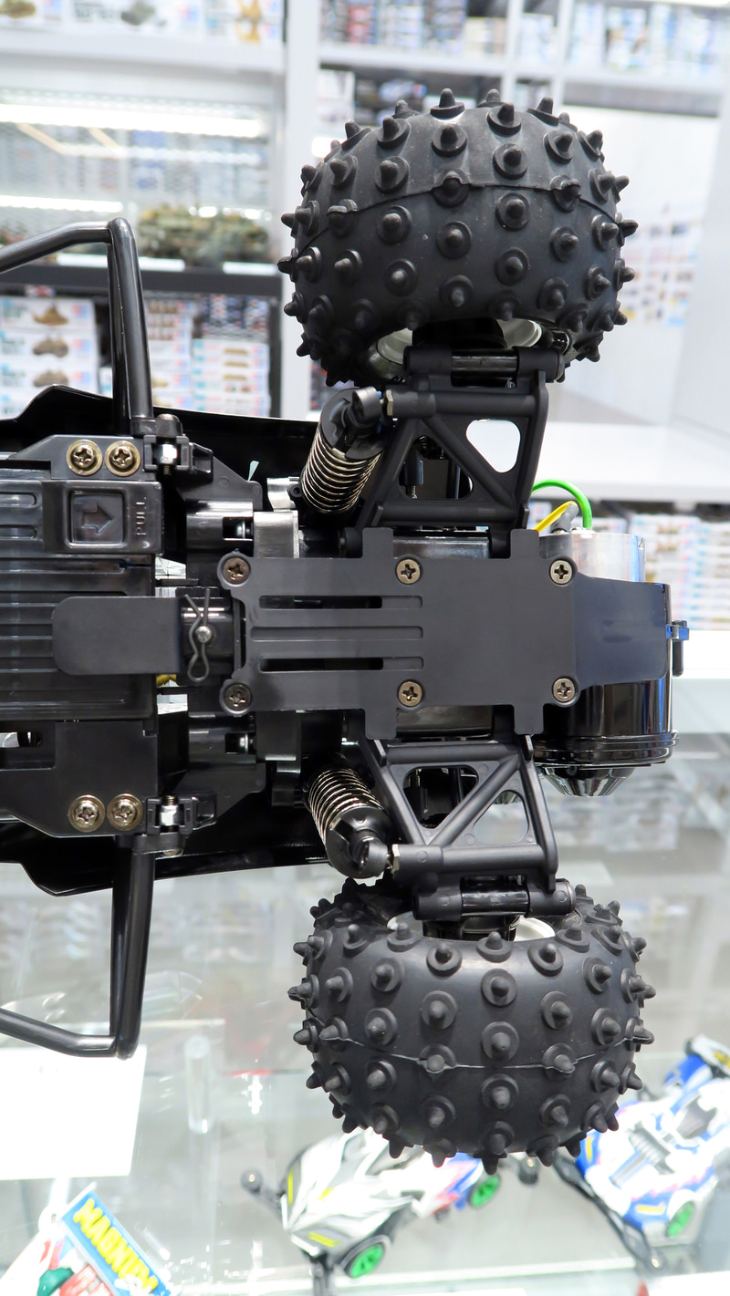 リヤサスペンションもフロントと同様に、CVAオイルダンパー、アッパー・ターンバックルシャフトによるダブルウィッシュボーンタイプのサスペンション