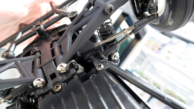 ステアリングもアームを介して動く現代の方式へと変更されている