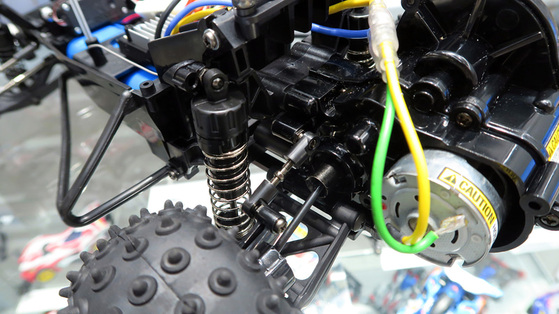 ドライブシャフトはドッグボーンタイプ