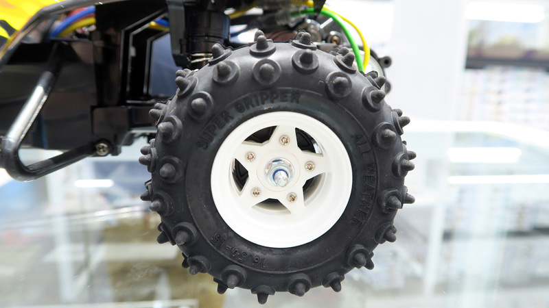 リヤホイールの幅にも改良がくわえられており、従来のものよりタイヤにはめやすくなっている