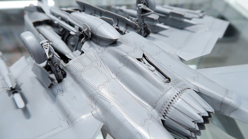 着艦時に使用するアレスティングフックを格納する部分は開状態と閉状態の部品が付属しており、状態を選ぶことができる