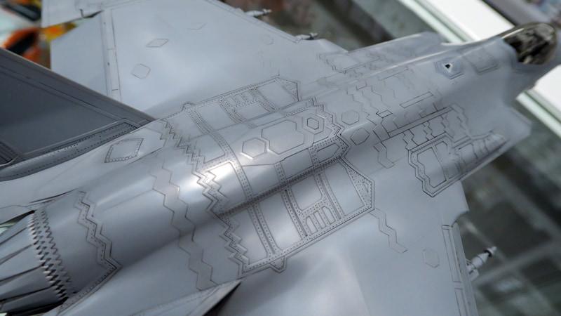 繊細なモールドで表現されたレーダー波吸収素材(RAM)によるコーティング