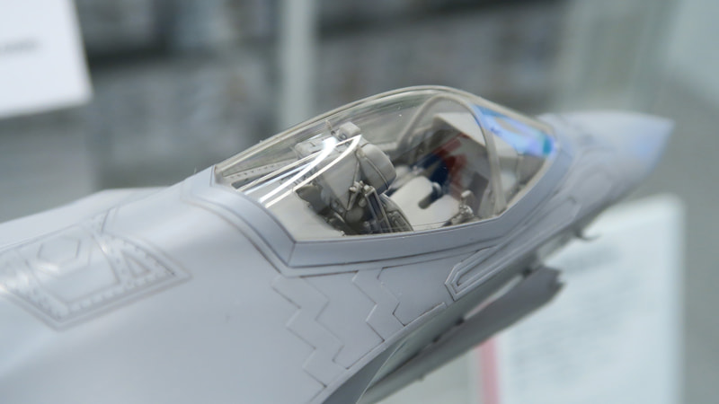 操縦桿まで細かに再現された操縦席