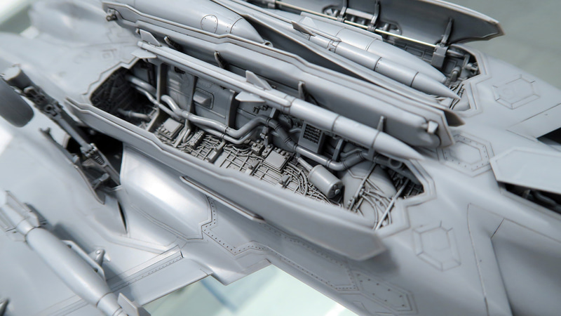 ハッチの内部までディテールがびっしりと造り込まれている