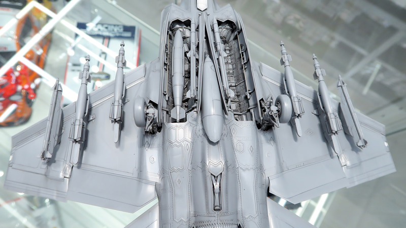 兵装は空対空ミサイル AIM-9Ｘ×2 、AIM-120C アムラーム×2、レーダー誘導爆弾 GBU-12×4、GPS誘導爆弾 GBU-31×2、ガンポッドが付属