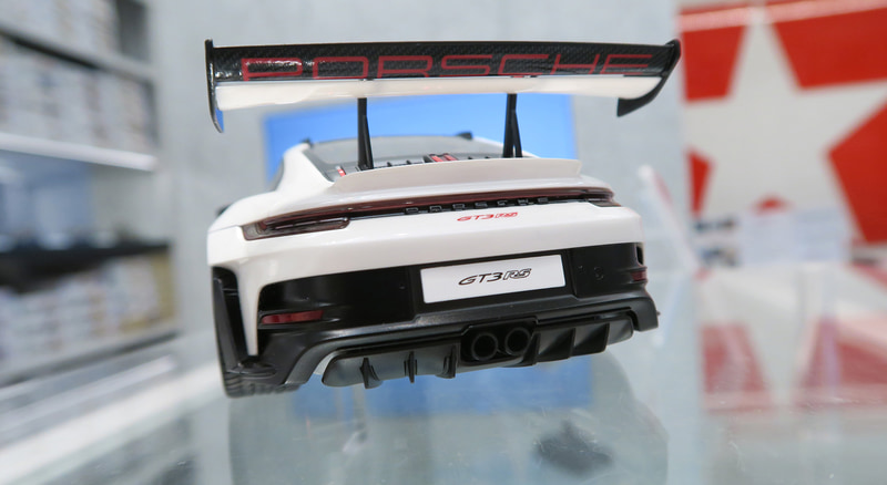 ダウンフォースを発生させるための大型の可動式リアウイング。2枚構成のスワンネックタイプを精密に再現しており、下から覗くと「PORCHE」の文字が確認できる