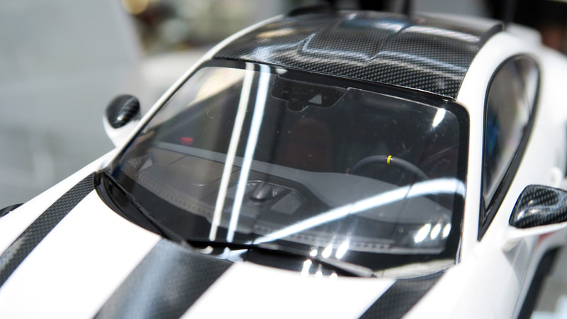 ボンネットやルーフのカーボン素材、車内のダッシュボードやシートなどははデカールでリアルに表現されている