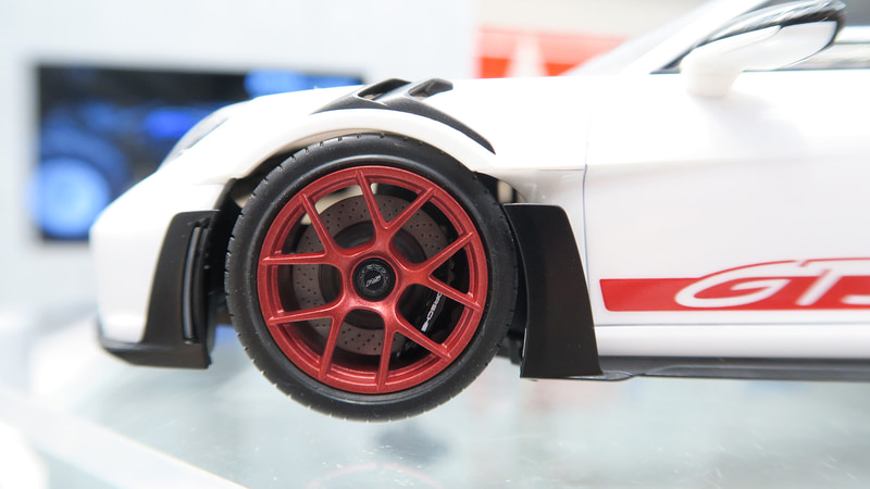 実車同様の形状で再現されたホイールに加え、そこから覗くブレーキキャリパーとディスクがとてもリアルに再現されている