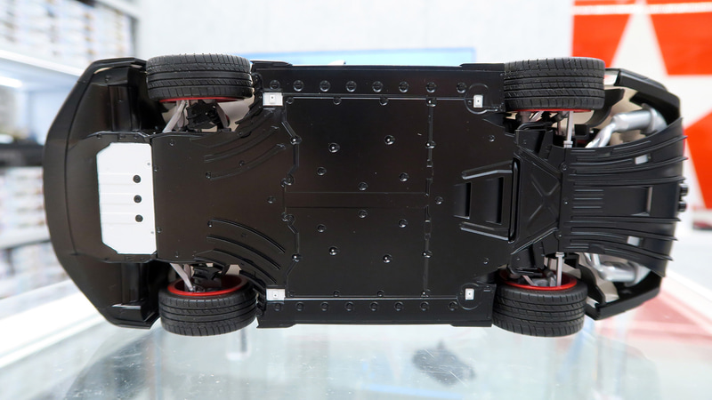 ディフューザーが配置された車体下面もリアルに再現されており、隙間から駆動系やエキゾーストをみることができる