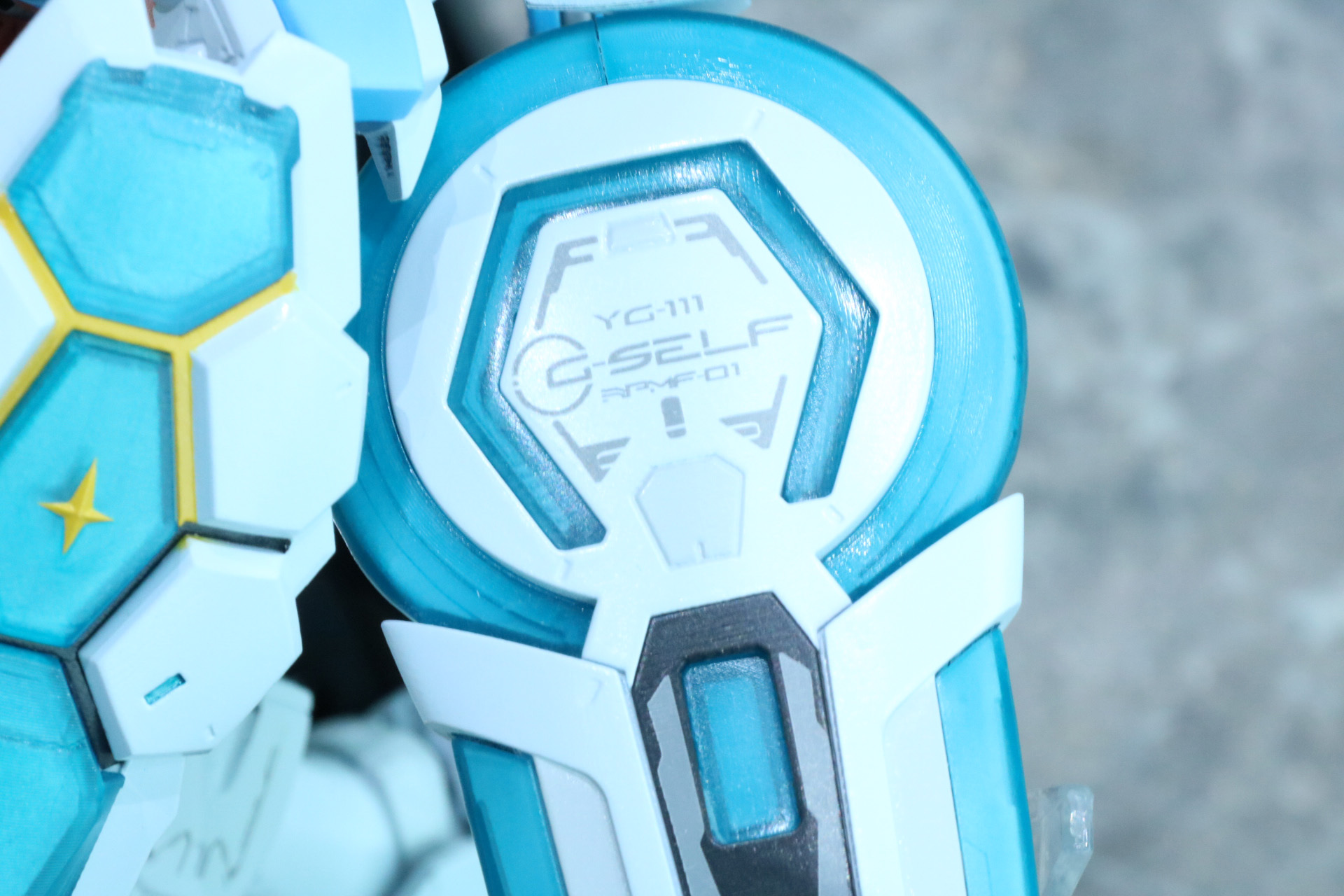 プリントされている文字で「Ｇ-レコ」の世界観を掘り下げ。「Ｇ-セルフ」の型式番号「YG-111」などが確認できる<br />※画像は試作品を使用しています