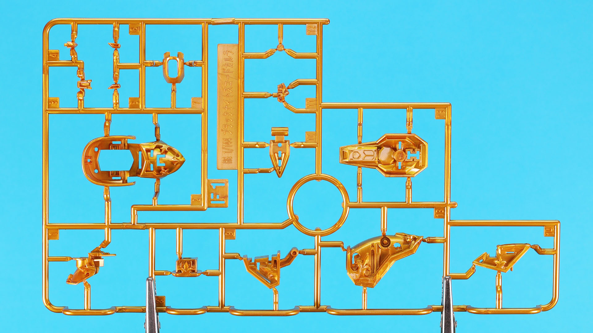 F1:リアルメタリックグロスインジェクションによる各部装飾、襟回りのパーツ