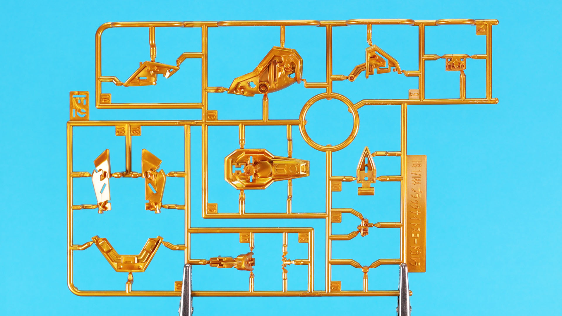 F2:リアルメタリックグロスインジェクションによる各部装備、腰部のパーツ