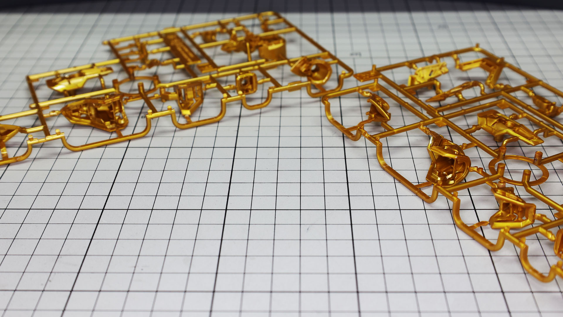 機体各部のエングレービングの複雑な形状のパーツも一発で成形！