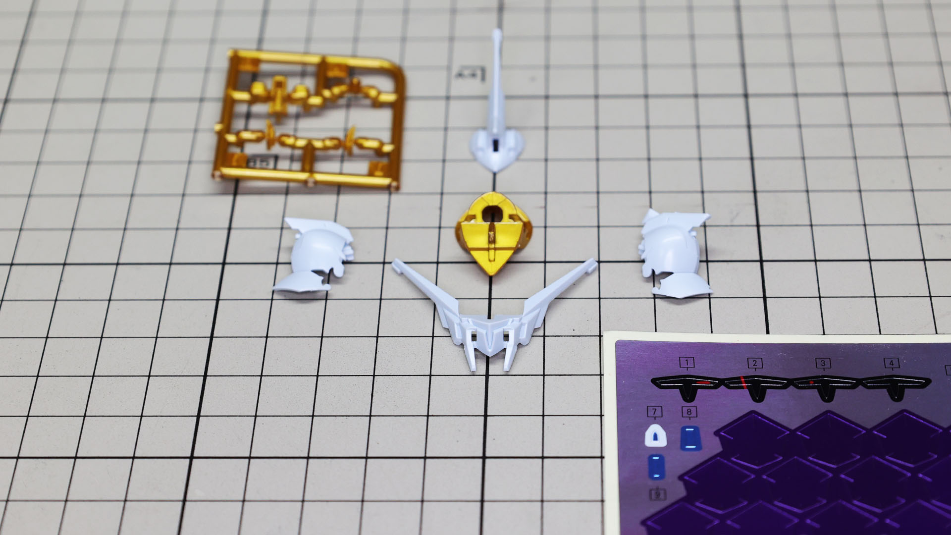 ヘルメット左右のエングレービングの成形がシャープです