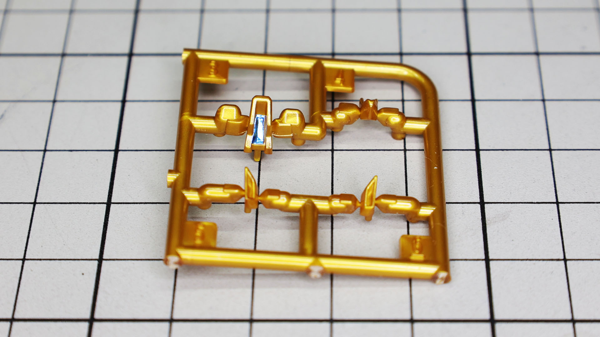 ゴールドのカメラ部にシールを貼りこんでいきます