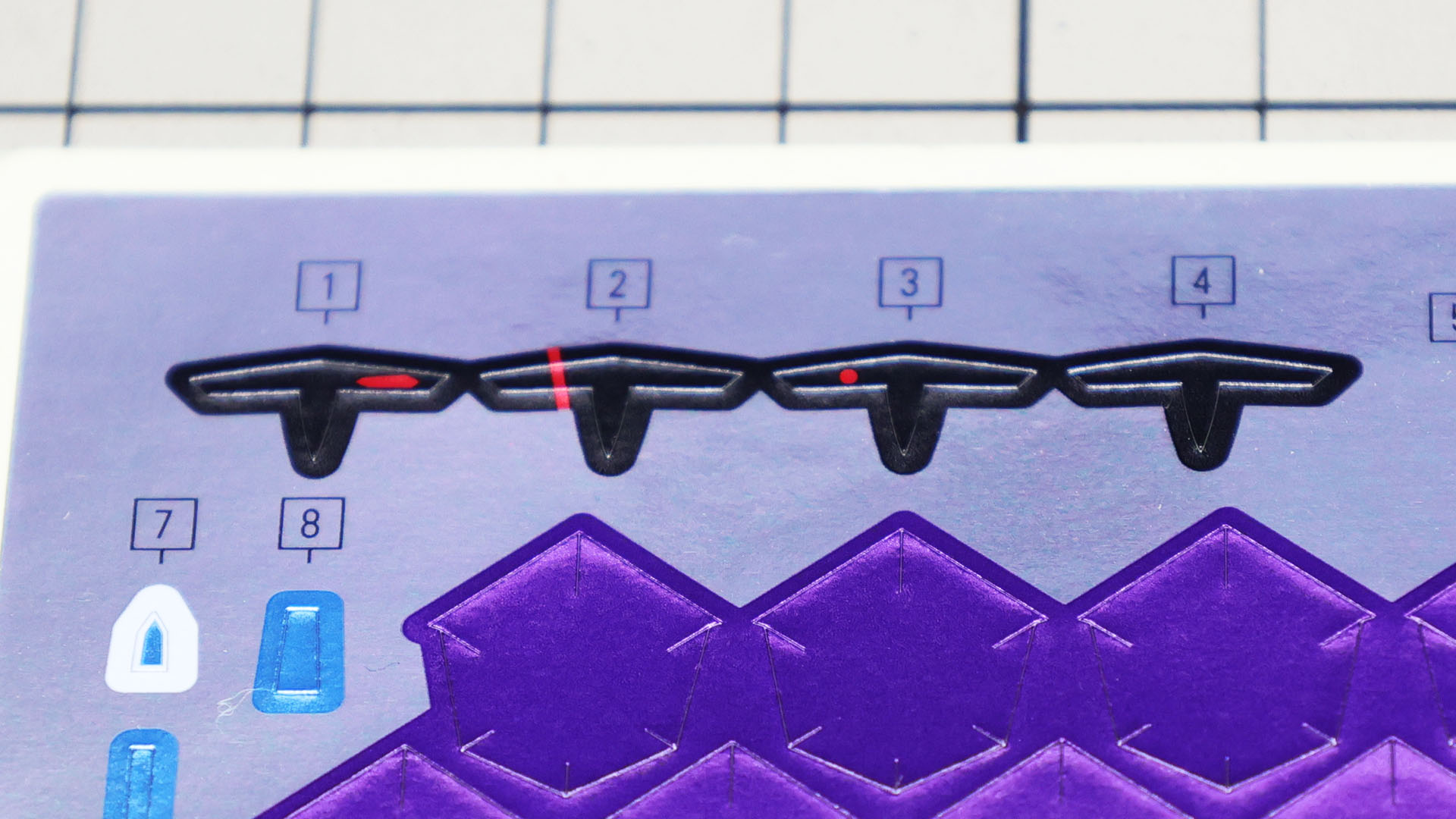 センサー部のシールは4種類。今回は左目点灯のものをチョイスしました