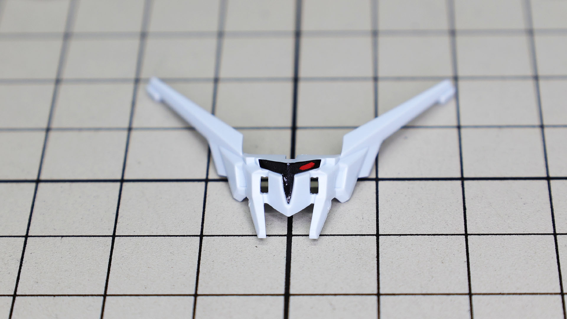 頭部前面から左右のアンテナまでが一体化したマスクにシールを貼りこみます