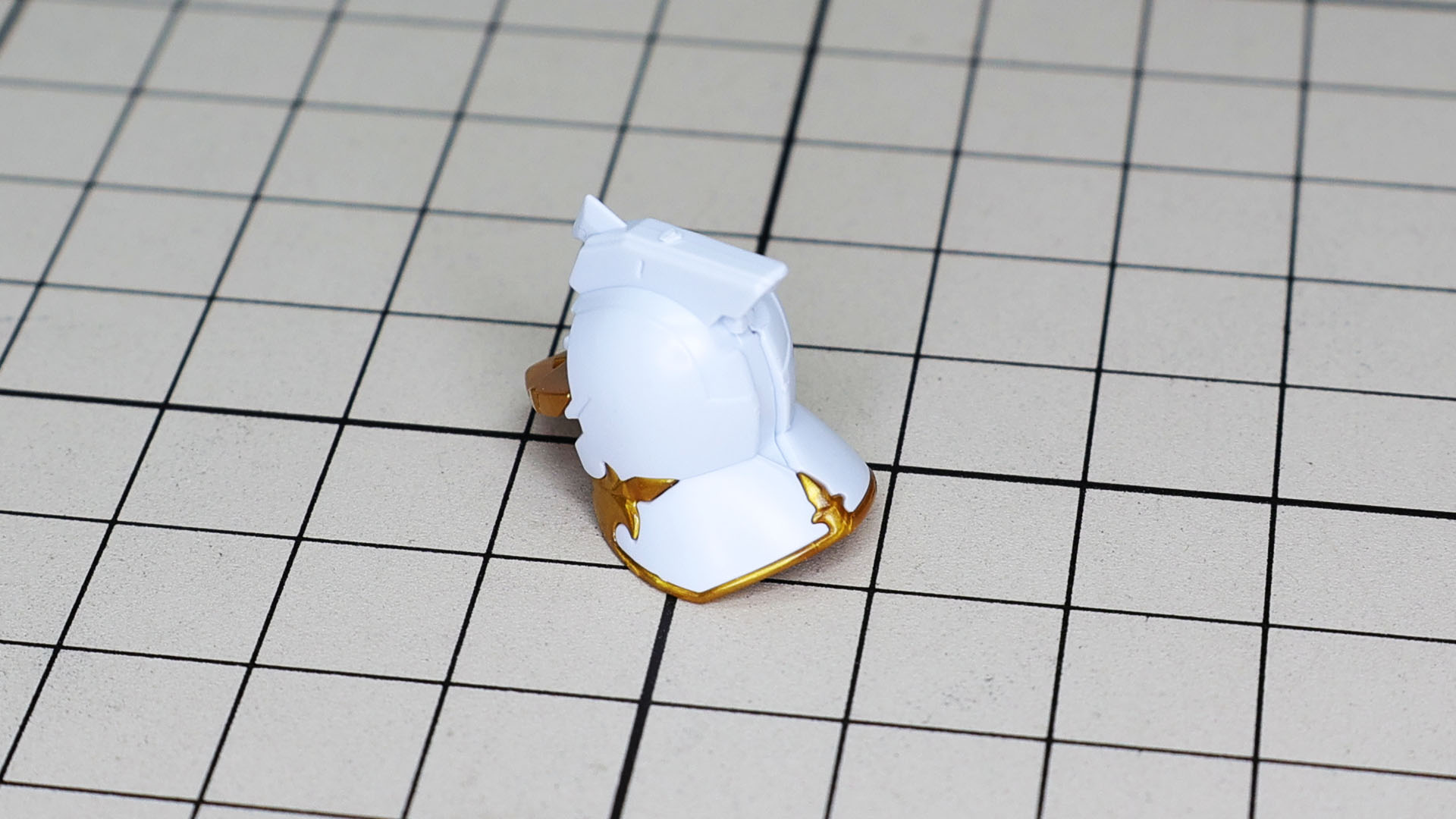 ヘルメット左右を組み付けると後部のエングレービングが姿を現します