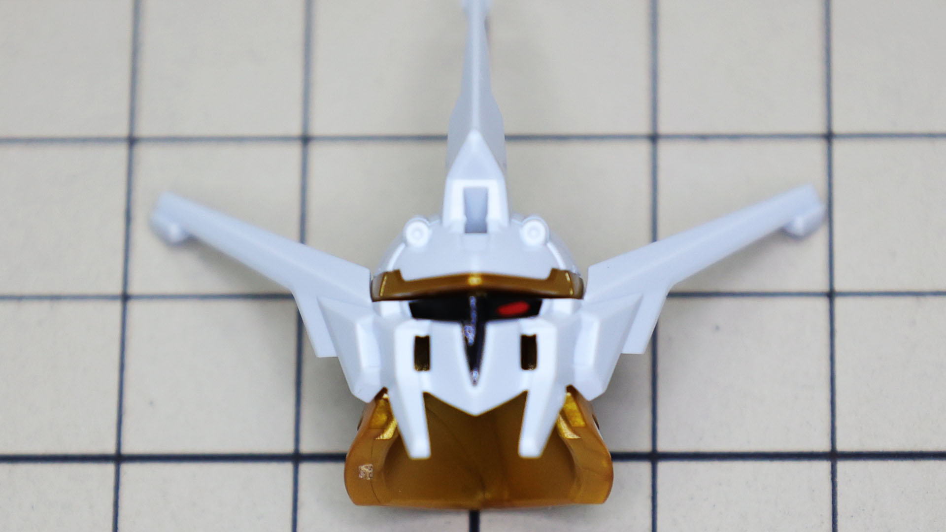 左右頬のダクトは極小のパーツです。飛ばさないように！