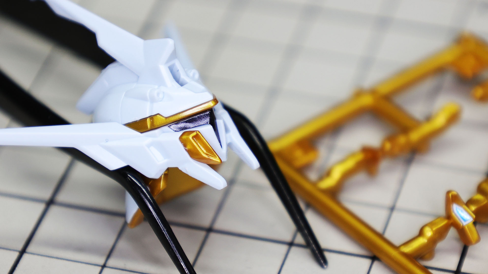 左右頬のダクトは極小のパーツです。飛ばさないように！