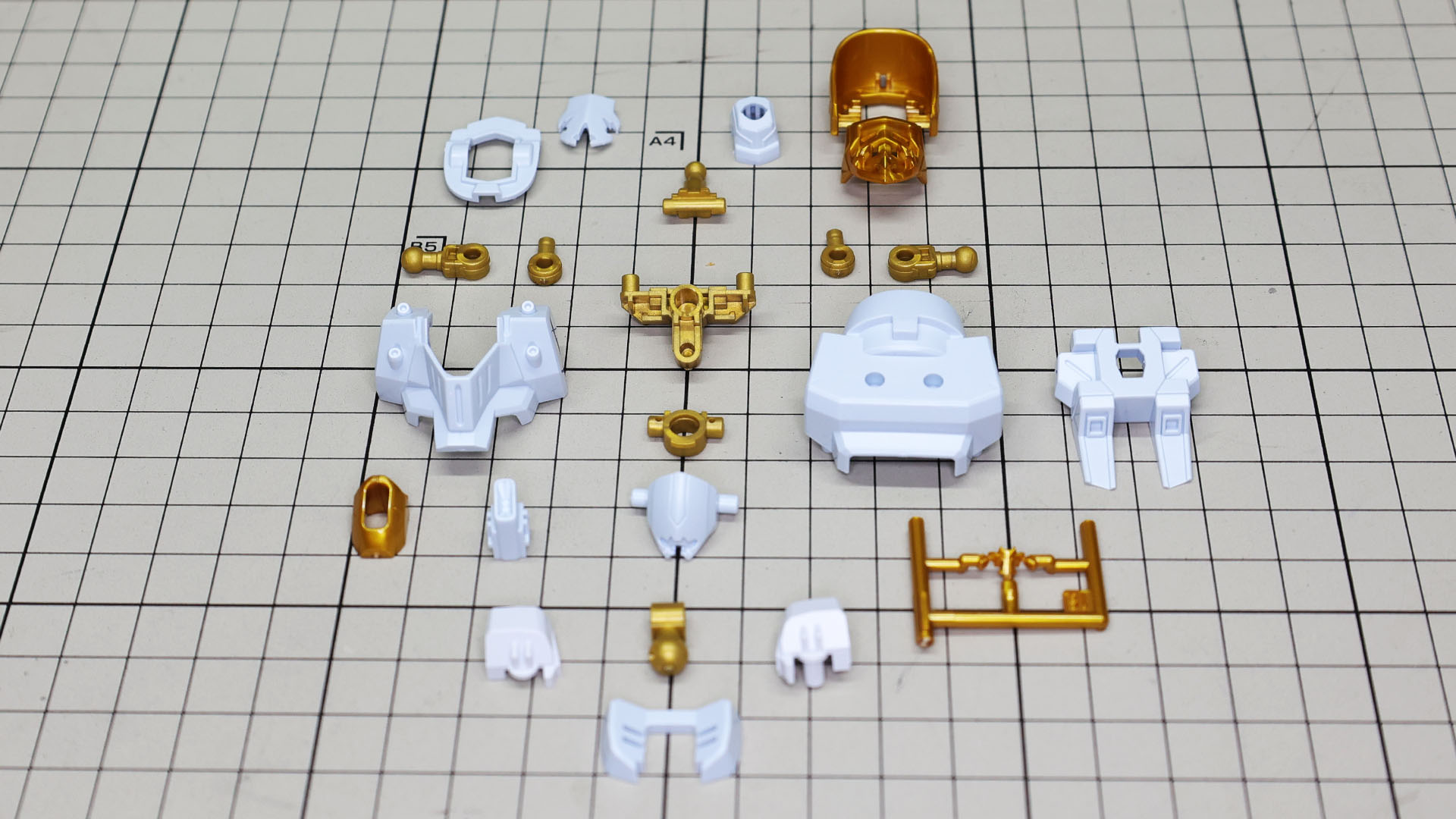 なるべく大きなパーツで構成された胸部のパーツ群は組みやすそうです。肩関節はSEEDアクションシステムにより3軸となっています