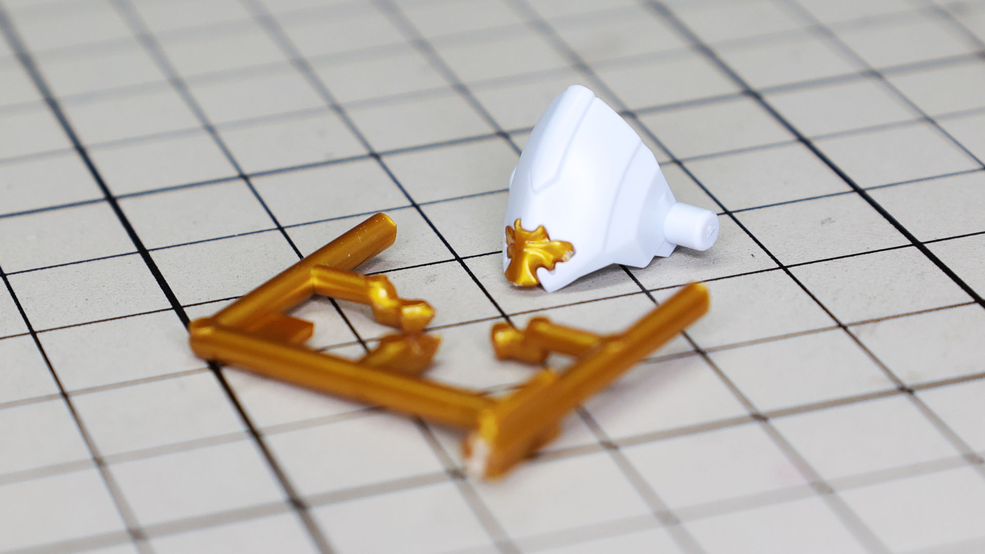 胸部ビーム砲カバーにもエングレービングパーツを取り付けます。これも飛んでったら悲しいので流し込み系接着剤による固定をおススメします