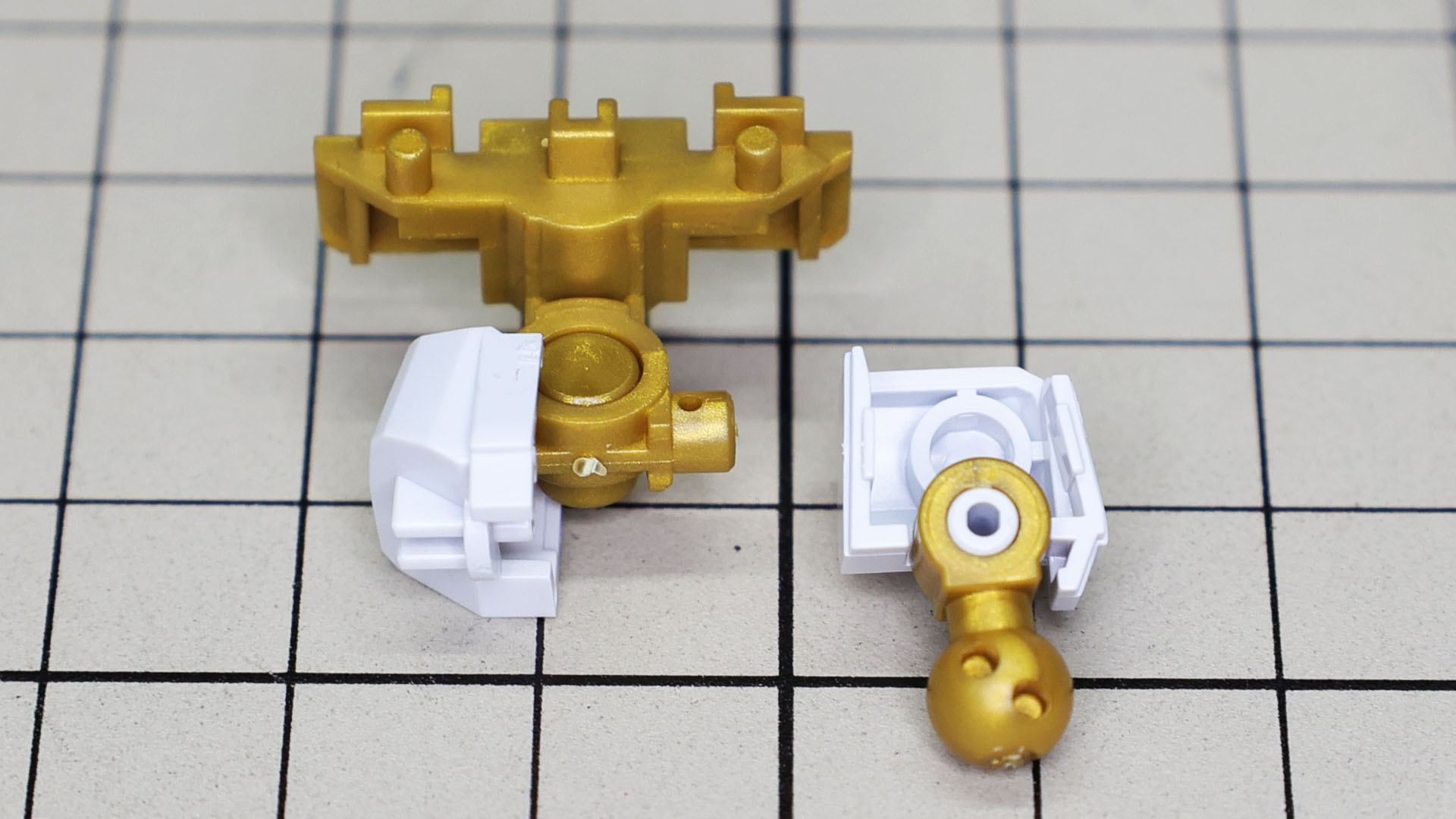 腹部も3つの太い軸で構成されていて剛性感と可動性能を両立させています