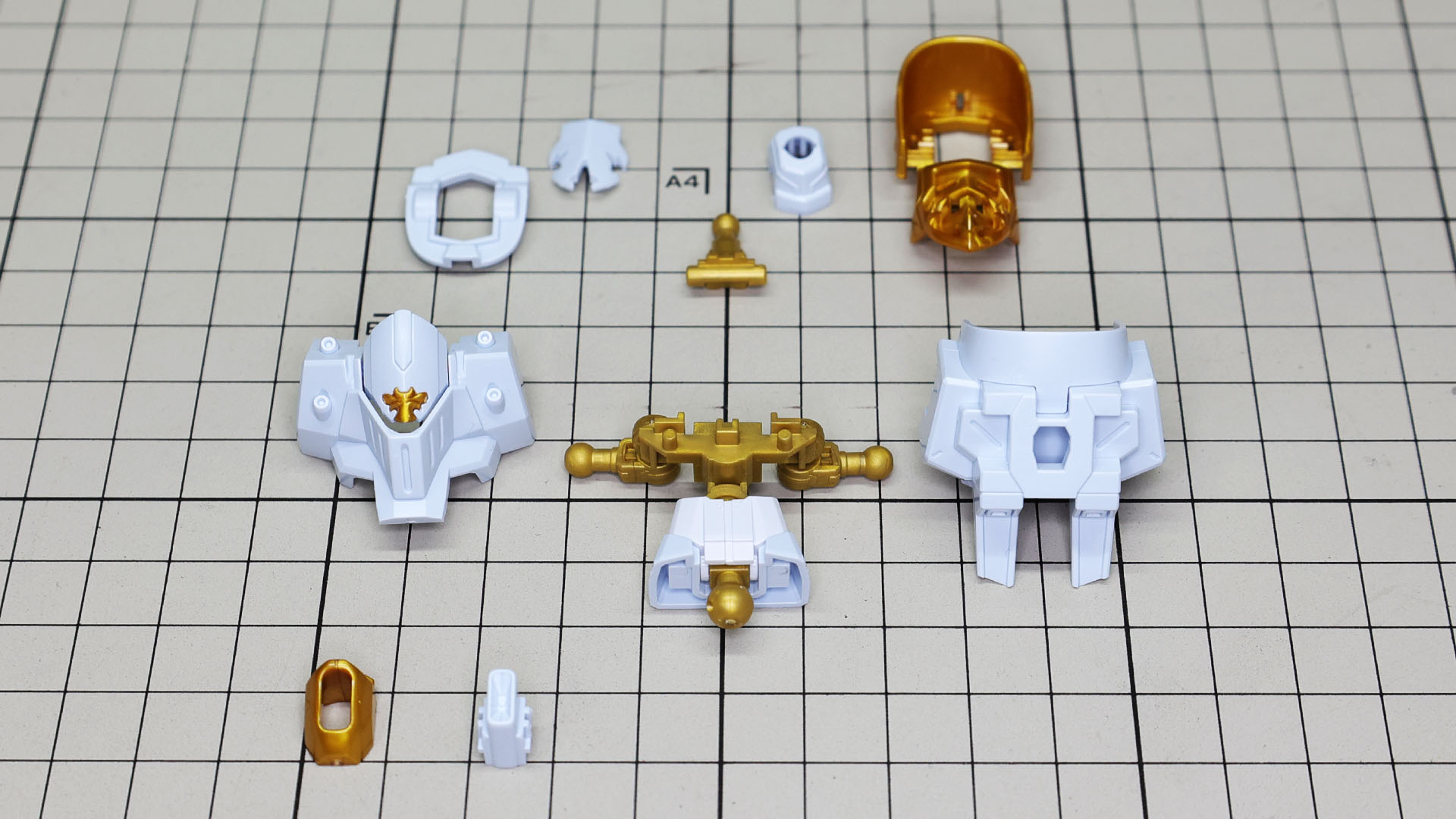 胸部ビーム砲（ホワイト）は基部を周囲のカバー（ゴールド）で囲みます