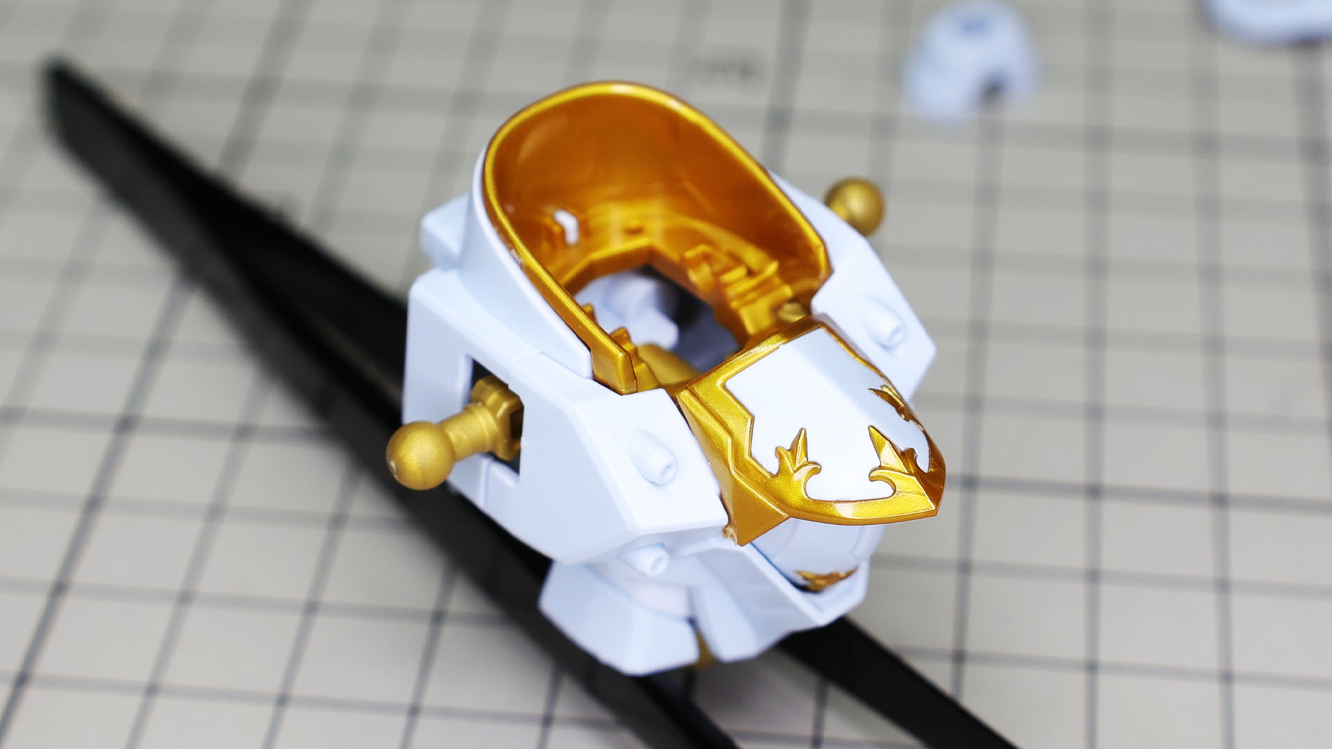 襟部分の前方には3つのエングレービングがあり、とてもシャープな印象となっています