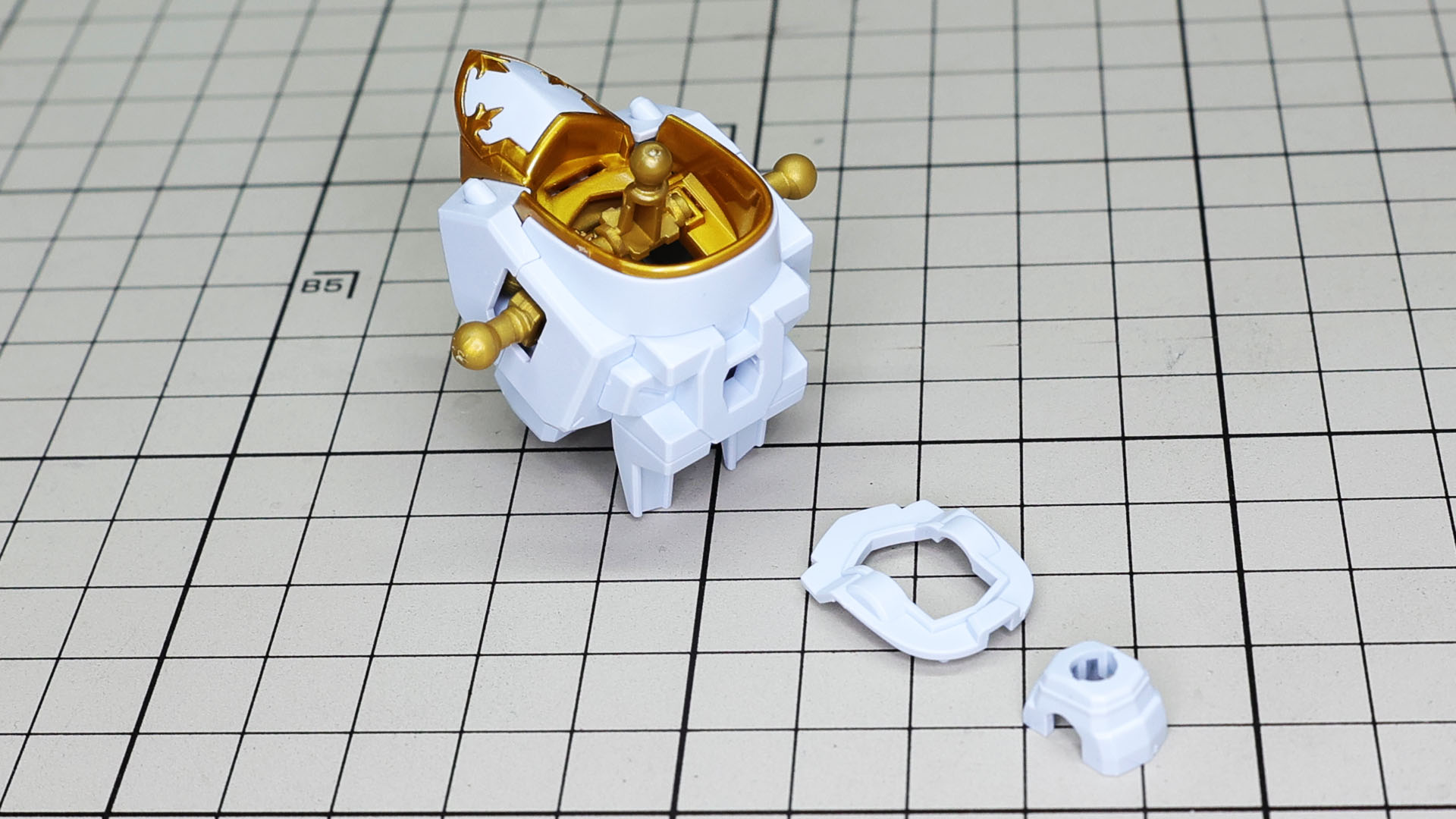 首の軸を組み込み、白い装甲パーツでふたをするイメージです