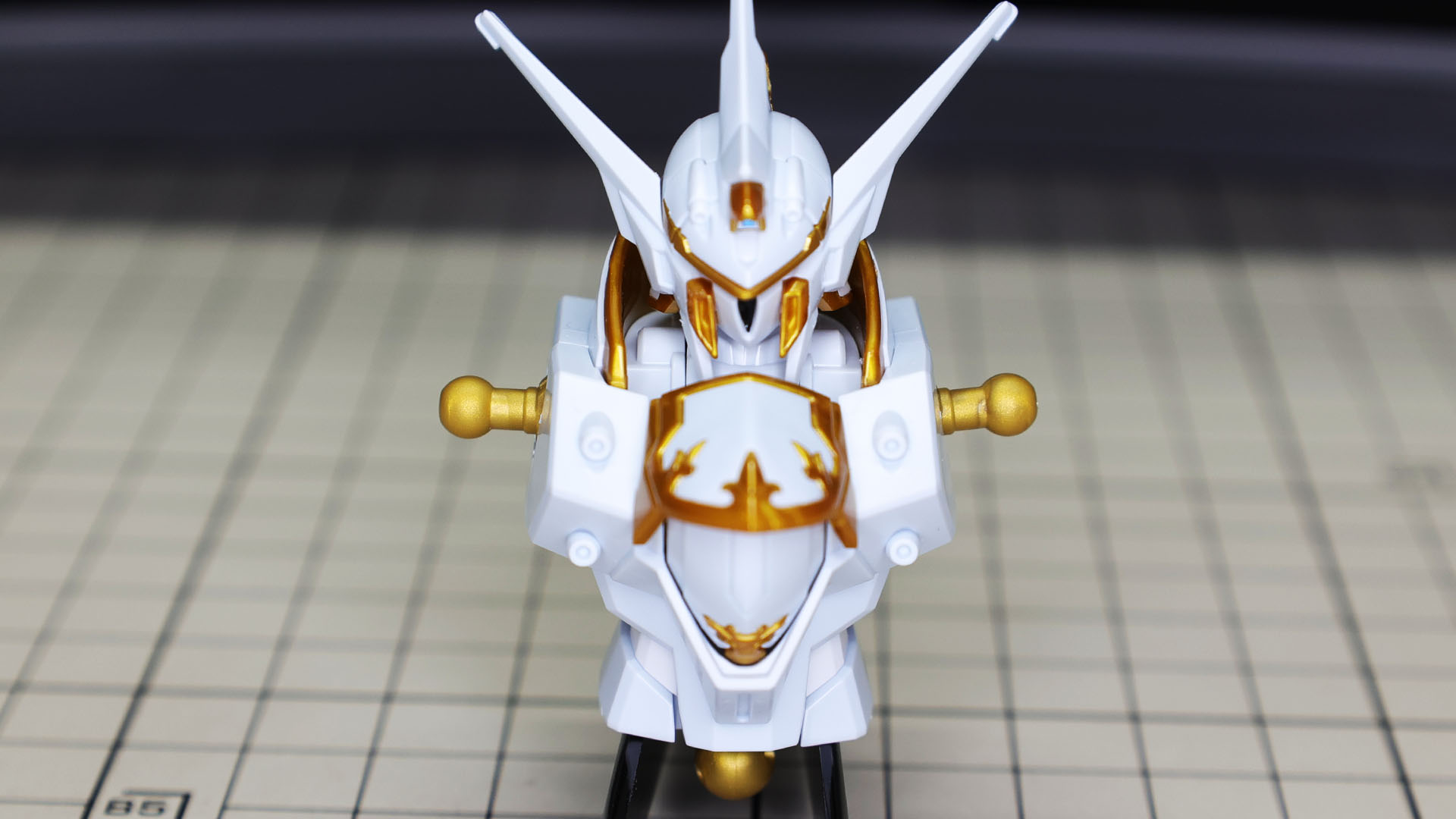 頭部を乗せてみました。格式の高さを感じられますね