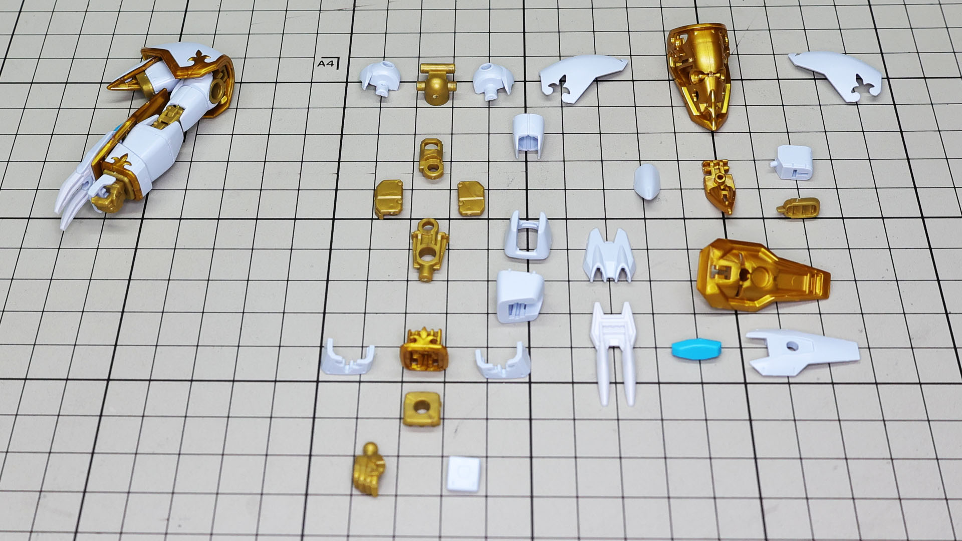 右腕を組んであります。肩や肘関節は他のHGガンプラと構成は同じで熟成された組み立てを実現しています。それ以外はこのキットが持つ特徴を味わえます