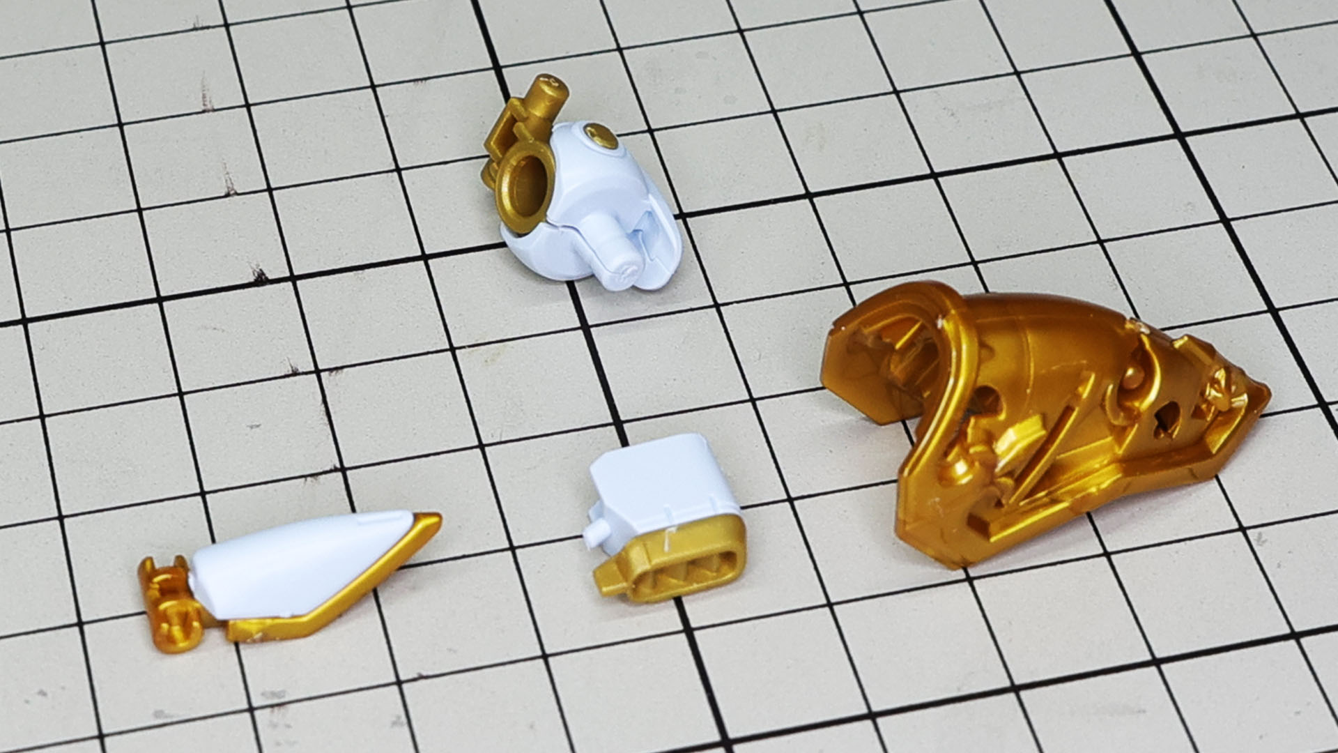 肩関節、肩アーマーを組みます。スライド金型の利用によって大きく1パーツになっている肩アーマーのすさまじい成形技術を確認してみてください