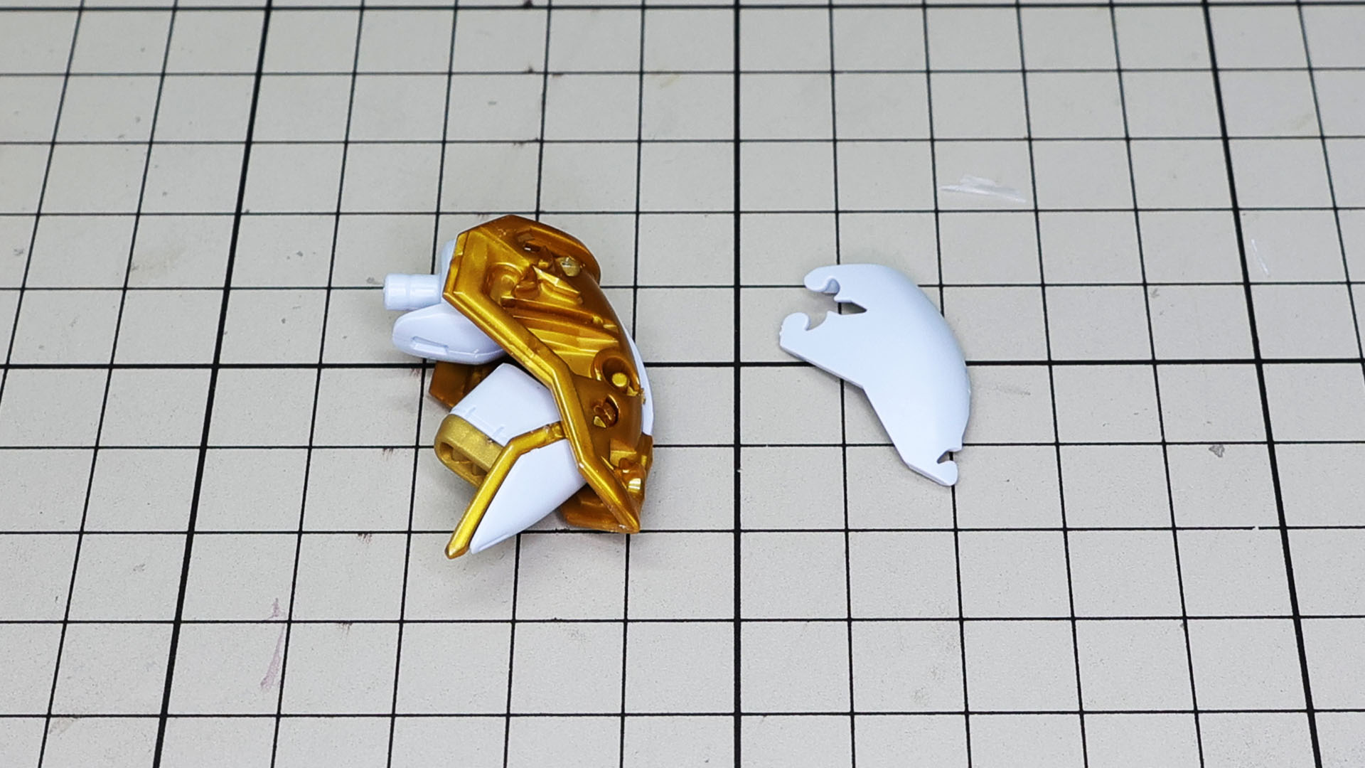 肩アーマーのエングレービング部がある部分にホワイトの装甲を組み付けていきます。気持ちいい瞬間です！