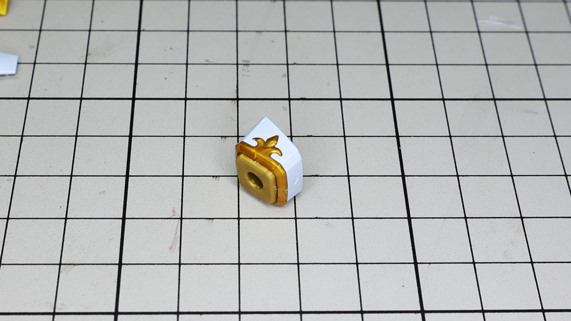 クロー＋シールドを組んでいきます。写真上部のホワイトの前腕部は接続する方向を間違えないように！