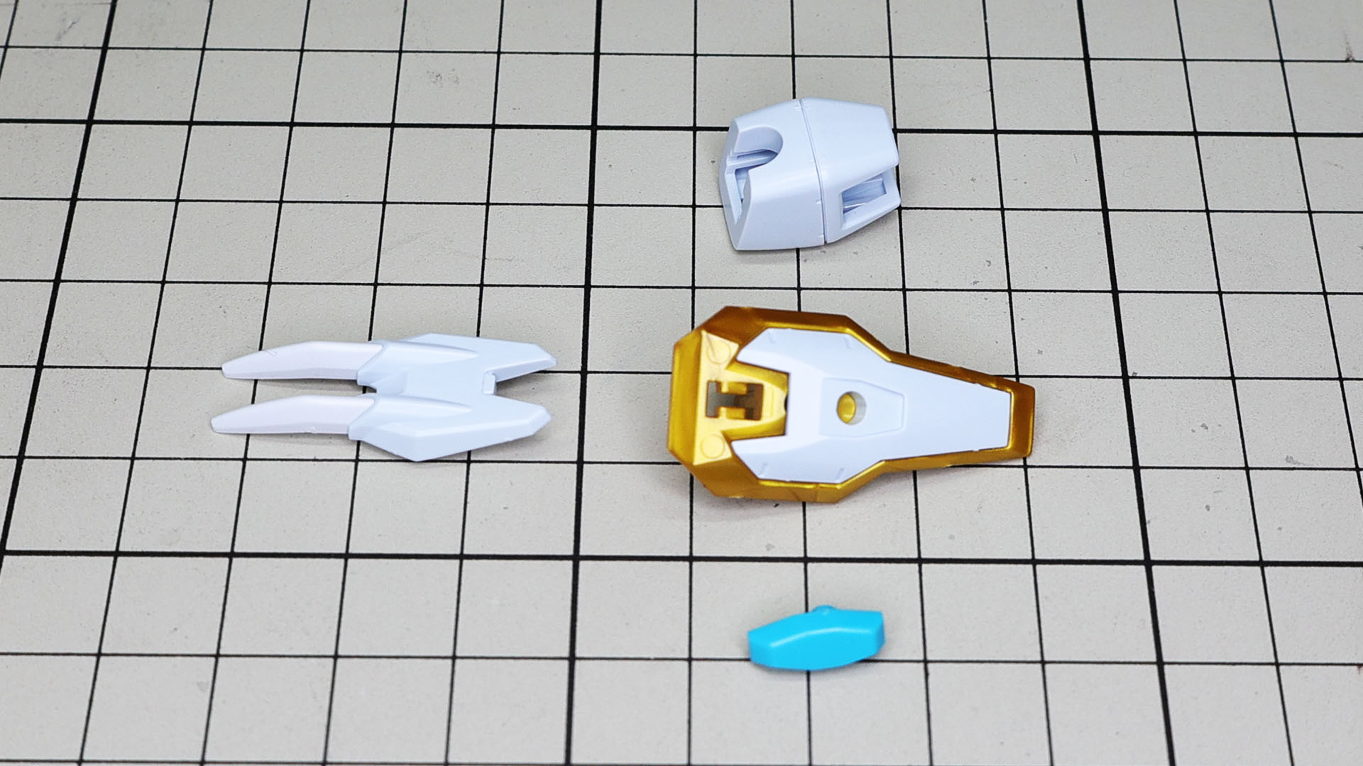 クロー＋シールドを組んでいきます。写真上部のホワイトの前腕部は接続する方向を間違えないように！