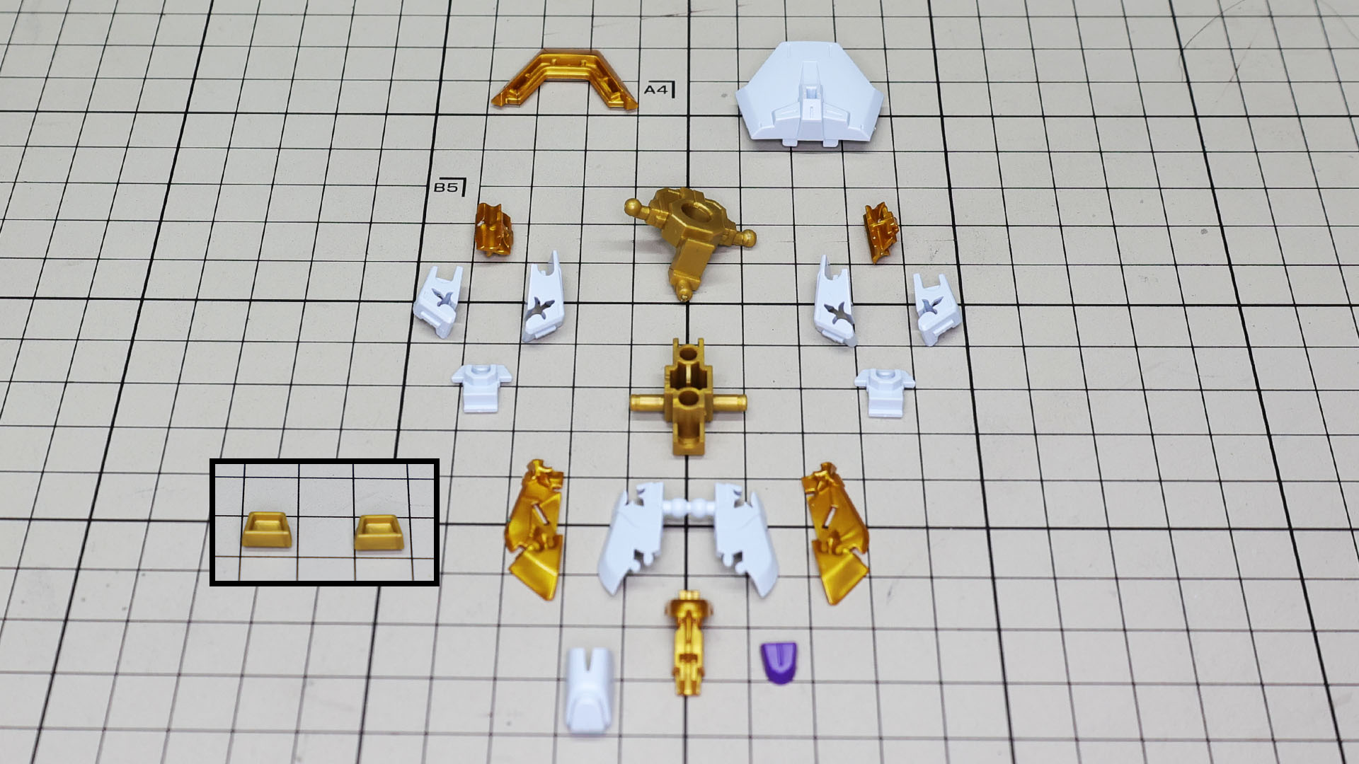 腰部コアフレームや前後スカートアーマーにゴールドのエングレービング付きメカフレームを多数投入！クラス越えの仕様となっています