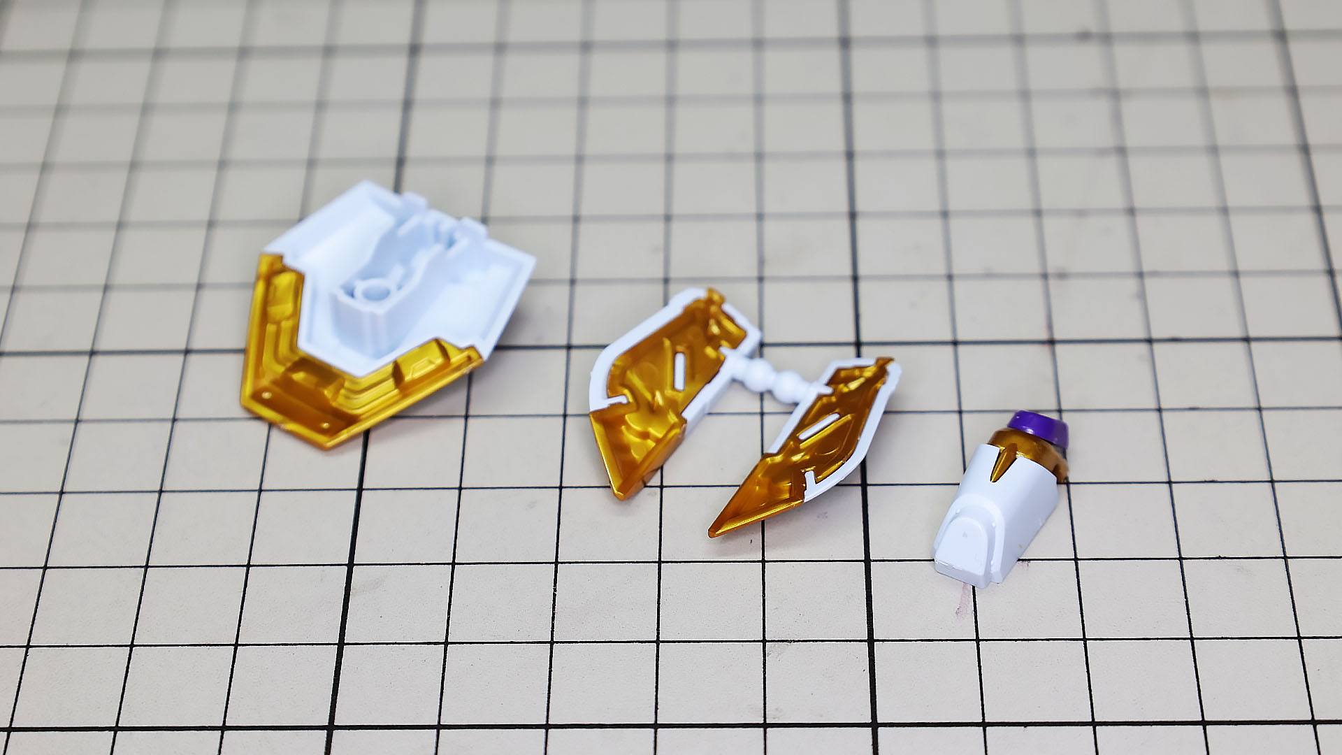 写真左、リアアーマーの下側に付くゴールドのパーツは持ち方・力のかけ方によっては外れやすいので注意が必要です